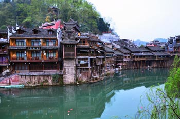  張家界國家森林公園、黃龍洞、鳳凰古城九景三晚四日游